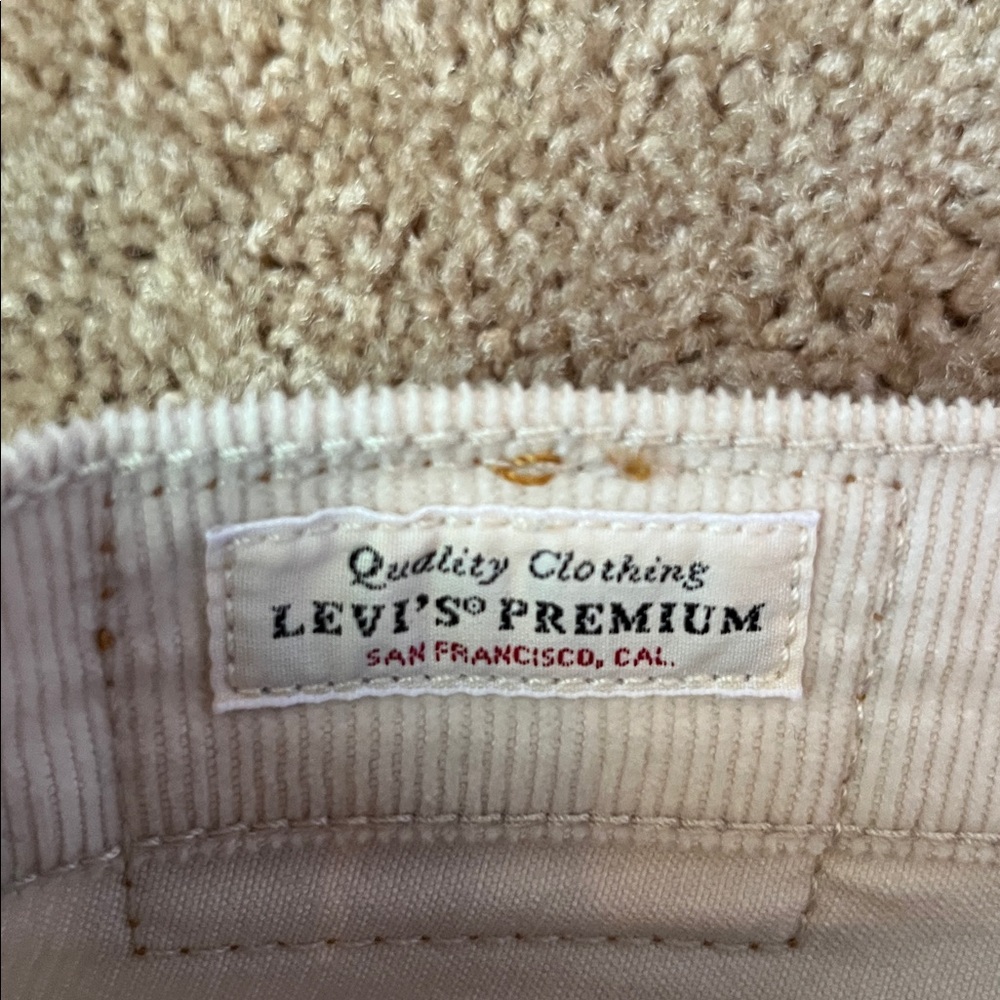 Levi’s Wedgie Straight Fit button Fly Corduroy Pants - Picture 7 of 12